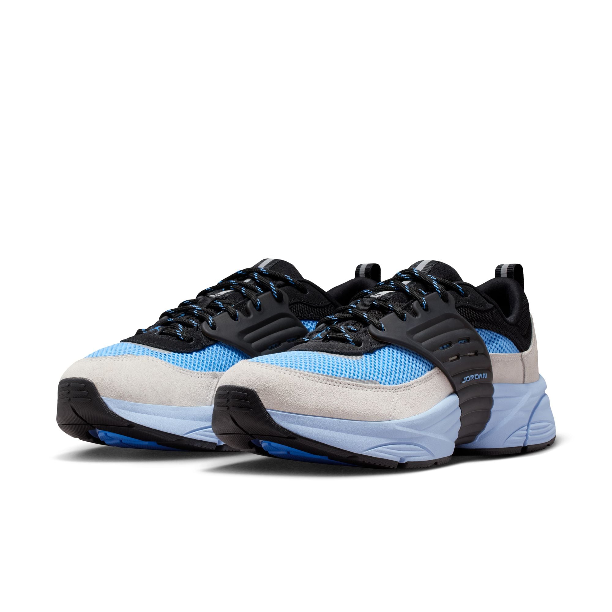 Jordan Trunner O/S in black and university blue with mesh upper and midfoot support cage