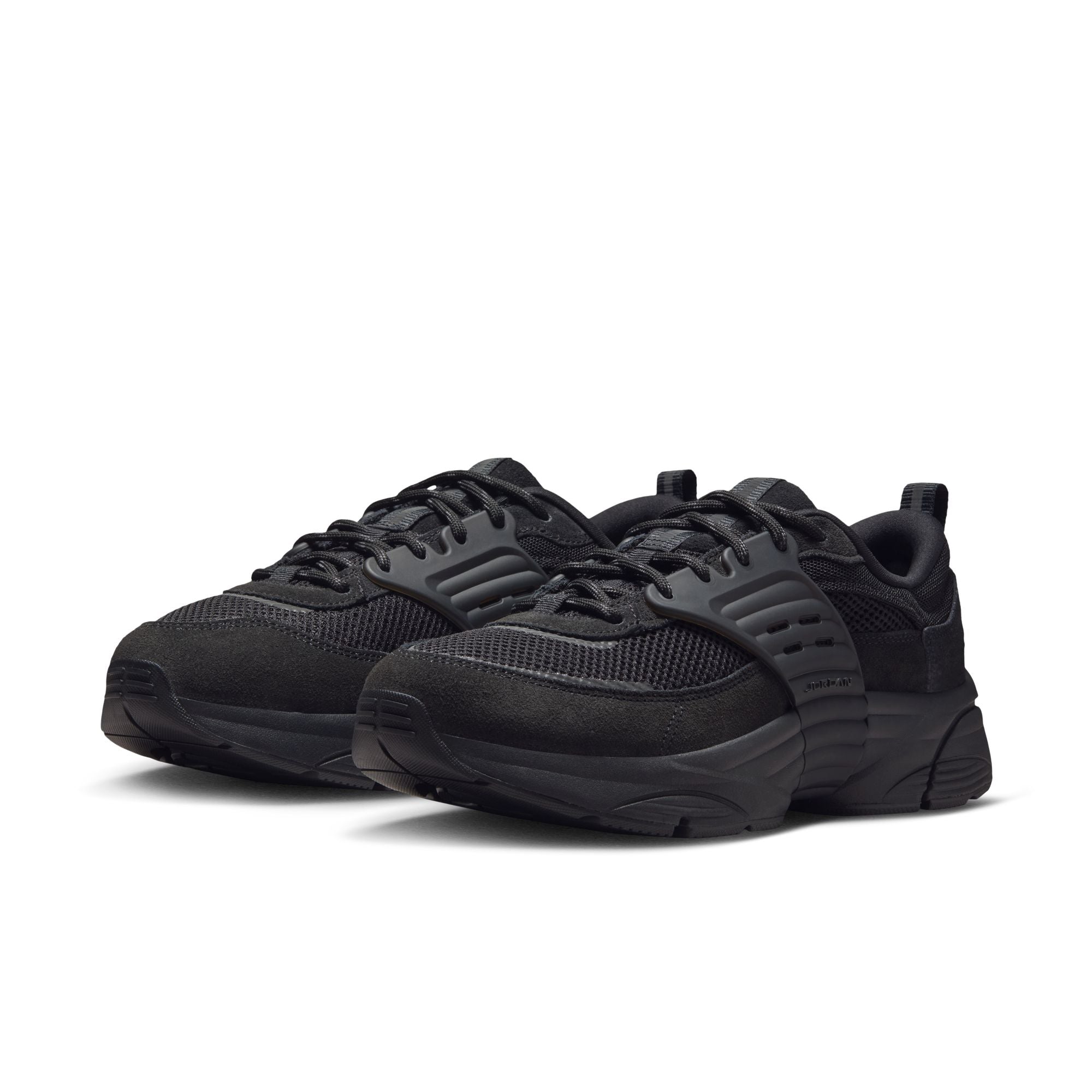 Jordan Trunner O/S in black and anthracite with mesh upper and supportive midfoot cage