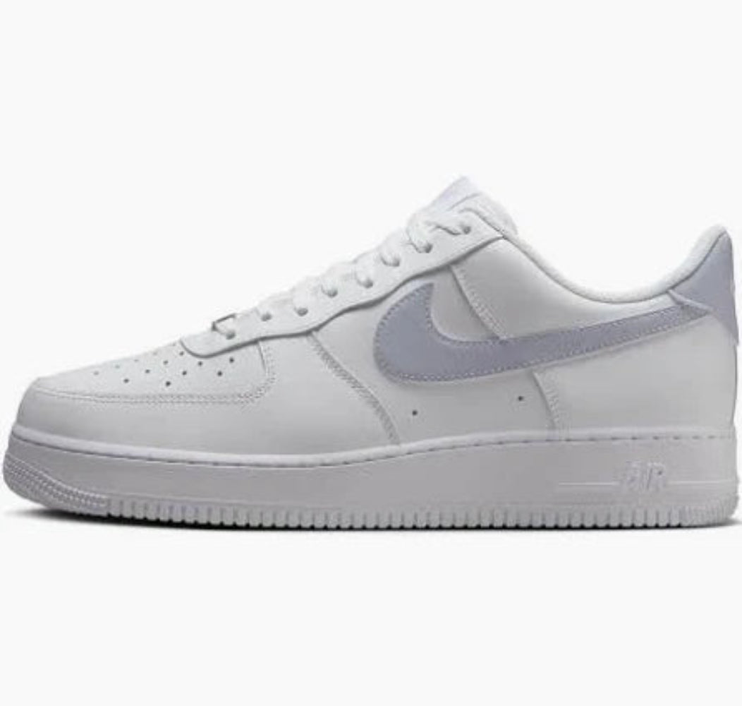 Nike Air Force 1 ’07 in white leather with light smoke grey accents